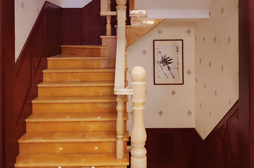 萝北中式别墅室内汉白玉石楼梯的定制安装装饰效果
